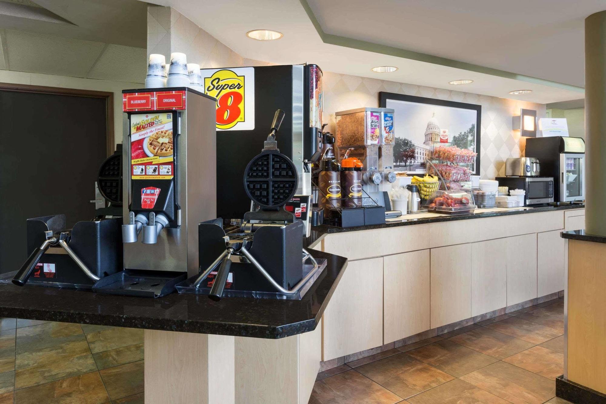 Super 8 By Wyndham Madison South Motel Eksteriør billede